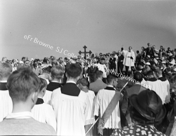 FR MARTIN D'ARCJ S.J. PREACHING TO PILGRIMS